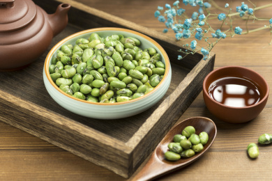 一盘干炒青豆爆青豆摆放在木桌面上特写