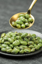 一盘干炒青豆摆放在桌面上特写