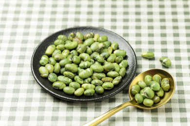 一盘干炒青豆摆放在桌面上特写