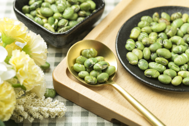 一盘干炒青豆摆放在桌面上特写