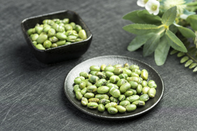 一盘干炒青豆摆放在桌面上特写