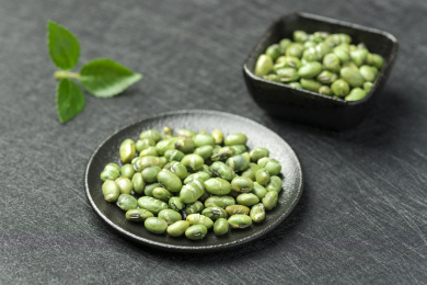 一盘干炒青豆摆放在桌面上特写