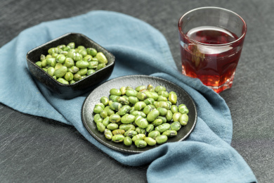 一盘干炒青豆摆放在桌面上特写