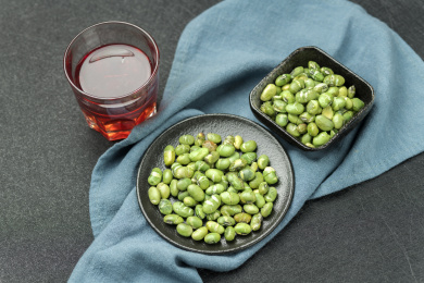 一盘干炒青豆摆放在桌面上特写