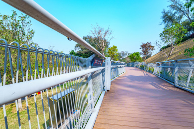 广州麓湖公园休闲环山栈道云道