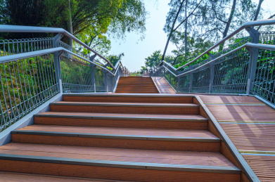 广州麓湖公园休闲环山栈道云道