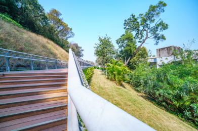 广州麓湖公园休闲环山栈道云道