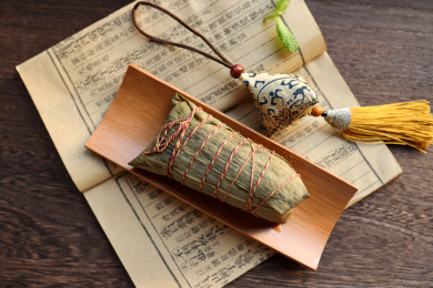 放在桌子上的粽子和精美香囊