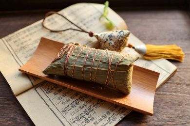 放在桌子上的粽子和精美香囊