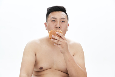 大吃特吃各种食物的肥胖亚洲男子