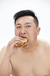 大吃特吃各种食物的肥胖亚洲男子