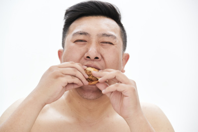 大吃特吃各种食物的肥胖亚洲男子