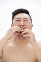 大吃特吃各种食物的肥胖亚洲男子