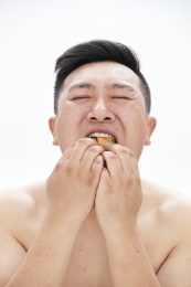 大吃特吃各种食物的肥胖亚洲男子
