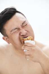 大吃特吃各种食物的肥胖亚洲男子