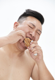 大吃特吃各种食物的肥胖亚洲男子