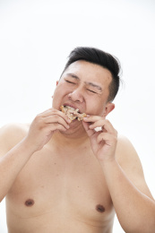 大吃特吃各种食物的肥胖亚洲男子