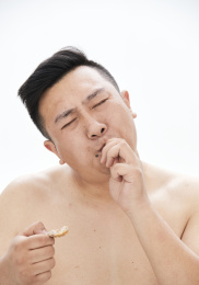 大吃特吃各种食物的肥胖亚洲男子