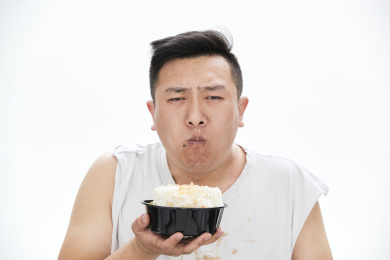 大吃特吃各种食物的肥胖亚洲男子