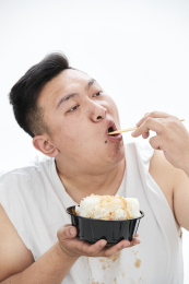 大吃特吃各种食物的肥胖亚洲男子