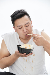 大吃特吃各种食物的肥胖亚洲男子