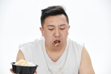 大吃特吃各种食物的肥胖亚洲男子