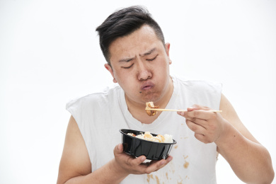 大吃特吃各种食物的肥胖亚洲男子