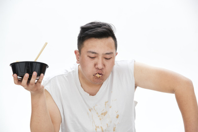 大吃特吃各种食物的肥胖亚洲男子