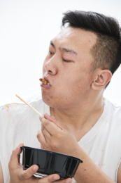 大吃特吃各种食物的肥胖亚洲男子