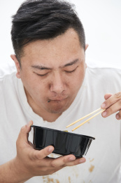大吃特吃各种食物的肥胖亚洲男子
