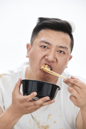 大吃特吃各种食物的肥胖亚洲男子