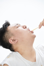 大吃特吃各种食物的肥胖亚洲男子