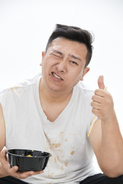 大吃特吃各种食物的肥胖亚洲男子