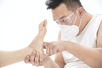 手法专业的足疗技师为客人服务