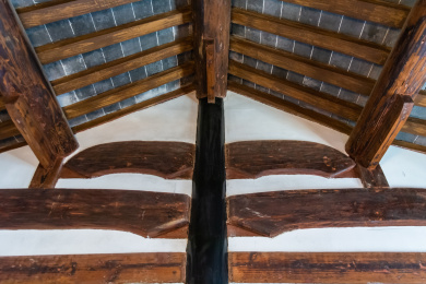 仰拍古建筑木构架和青瓦