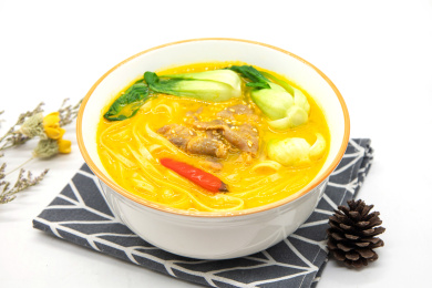 白背景一碗金汤肥牛拉面