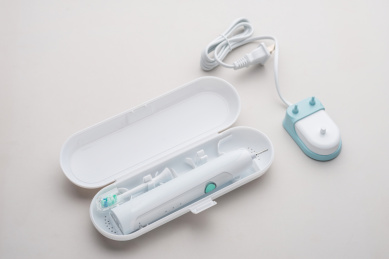 充电式智能电动牙刷和旅行包装