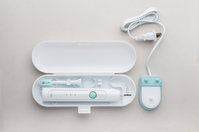 充电式智能电动牙刷和旅行包装