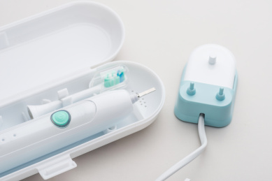 充电式智能电动牙刷和旅行包装