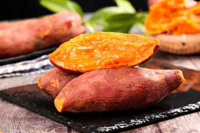 黑石板上放着六鳌红心蜜薯