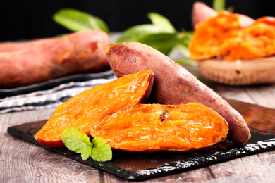 黑石板上放着六鳌红心蜜薯