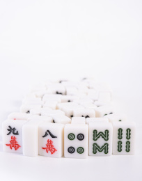 麻将在白色背景前