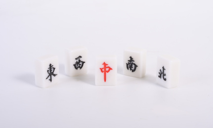 麻将在白色背景前
