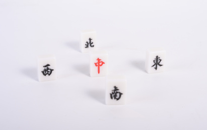 麻将在白色背景前