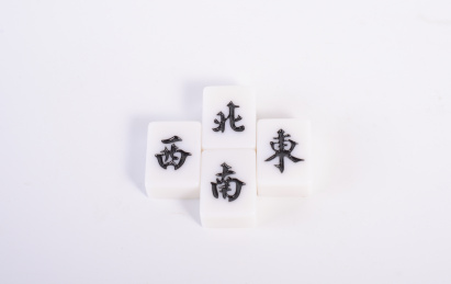 麻将在白色背景前