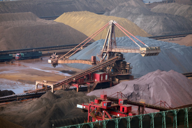 山东省日照市：晨雾里的港口生产繁忙一片