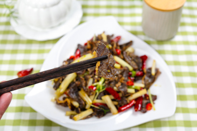 美味下酒菜香芹炒腊牛肉