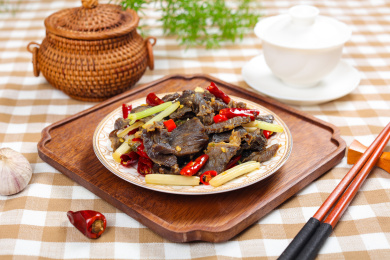 美味下酒菜香芹炒腊牛肉