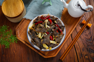 美味下酒菜香芹炒腊牛肉