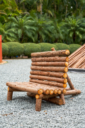 公园户外露营地的一个圆木桩椅子